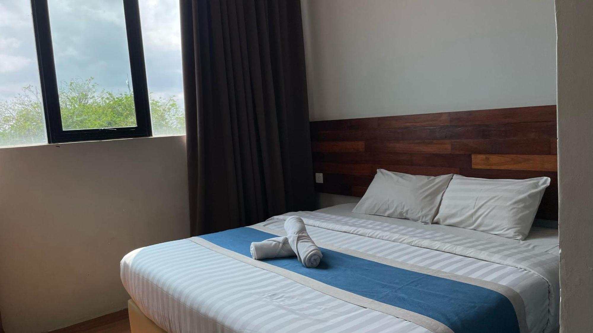 The Riverbank By Mrvj Business Hotel